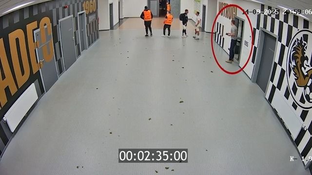 Priske byl u rozhodčích téměř tři minuty, odhaluje video