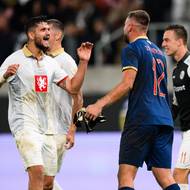 Fotbalisté Hradce Králové Filip Čihák a Adam Zadražil oslavují vítězství 2:1 nad Spartou.