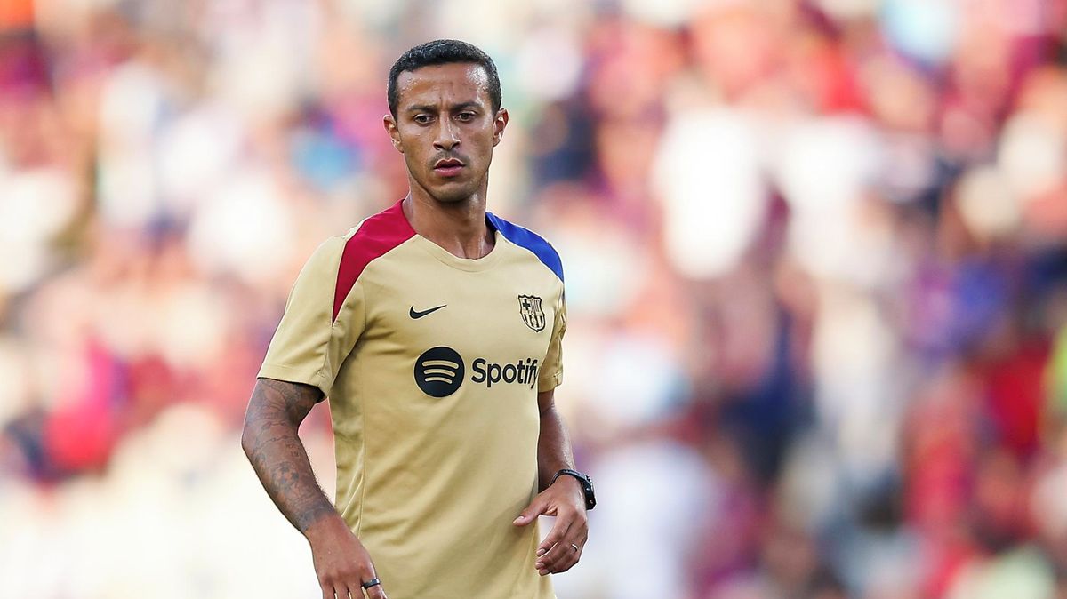 Bývalý záložník Thiago se vrací do Barcelony. Bude dělat asistenta trenéru Flickovi