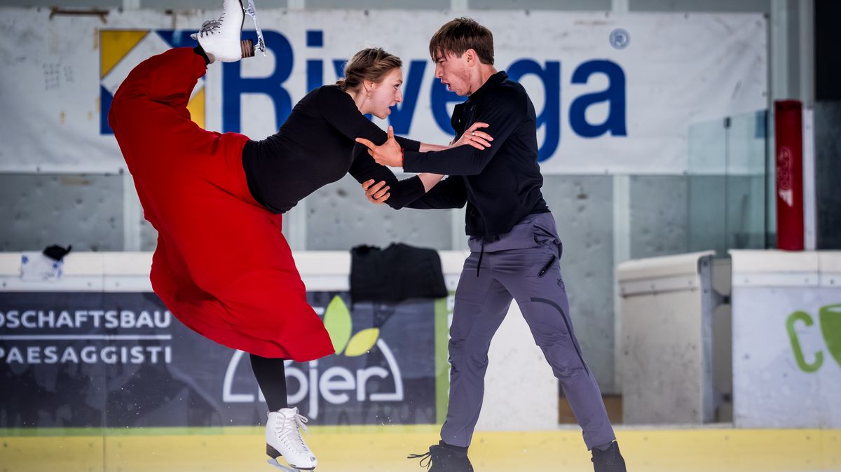 Česká krasobruslařka řeší rozparek na sukni, její partner překvapil operním zpěvem