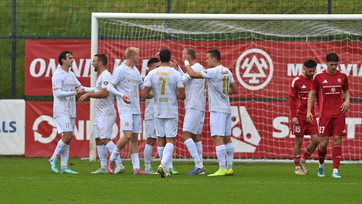 FOTBAL ONLINE: Divoký závěr! Náskok Hradce se tenčí