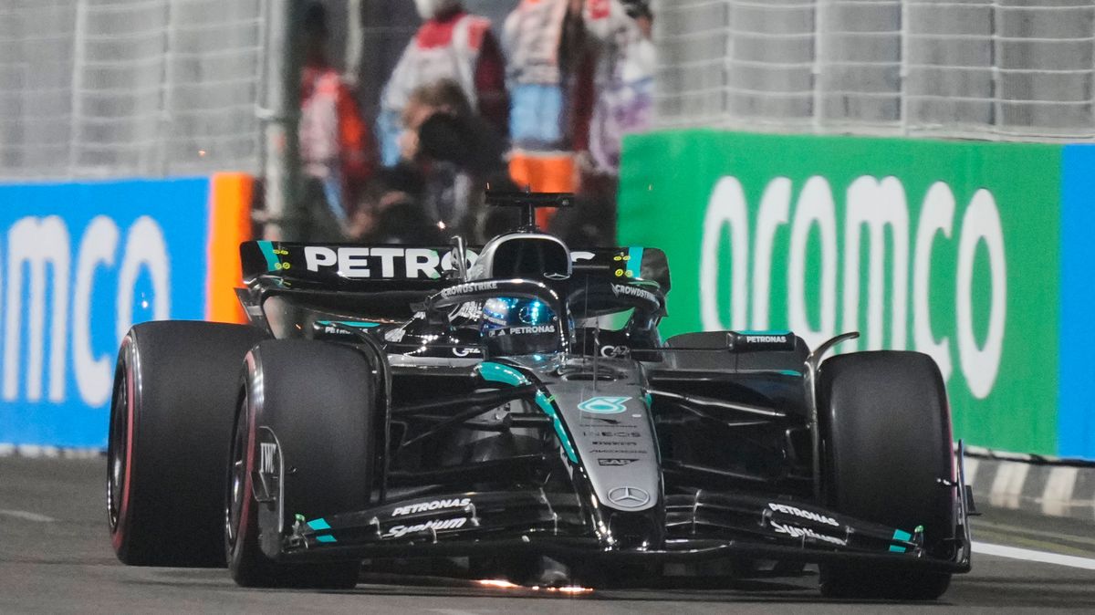 Russell vypálil favoritům rybník. V Singapuru odstartuje z pole position