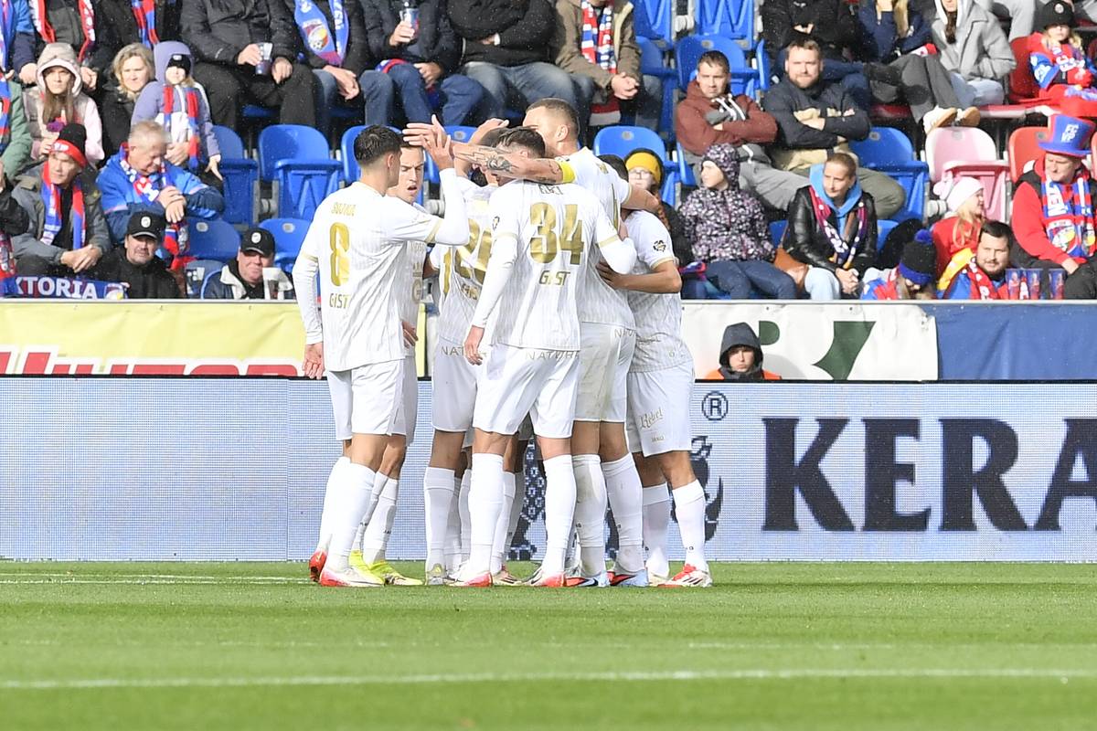 Hráči Hradce Králové slaví vedoucí branku.