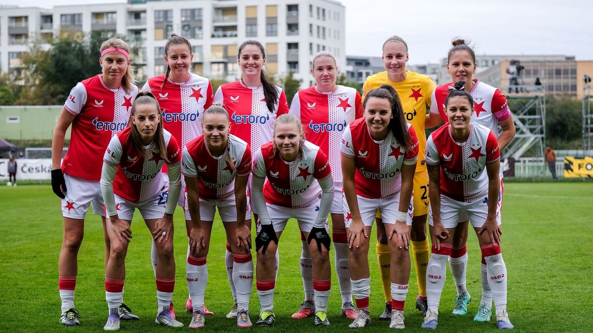 Komický gól v derby. Gólmanka Slavie si hodila míč do vlastní brány