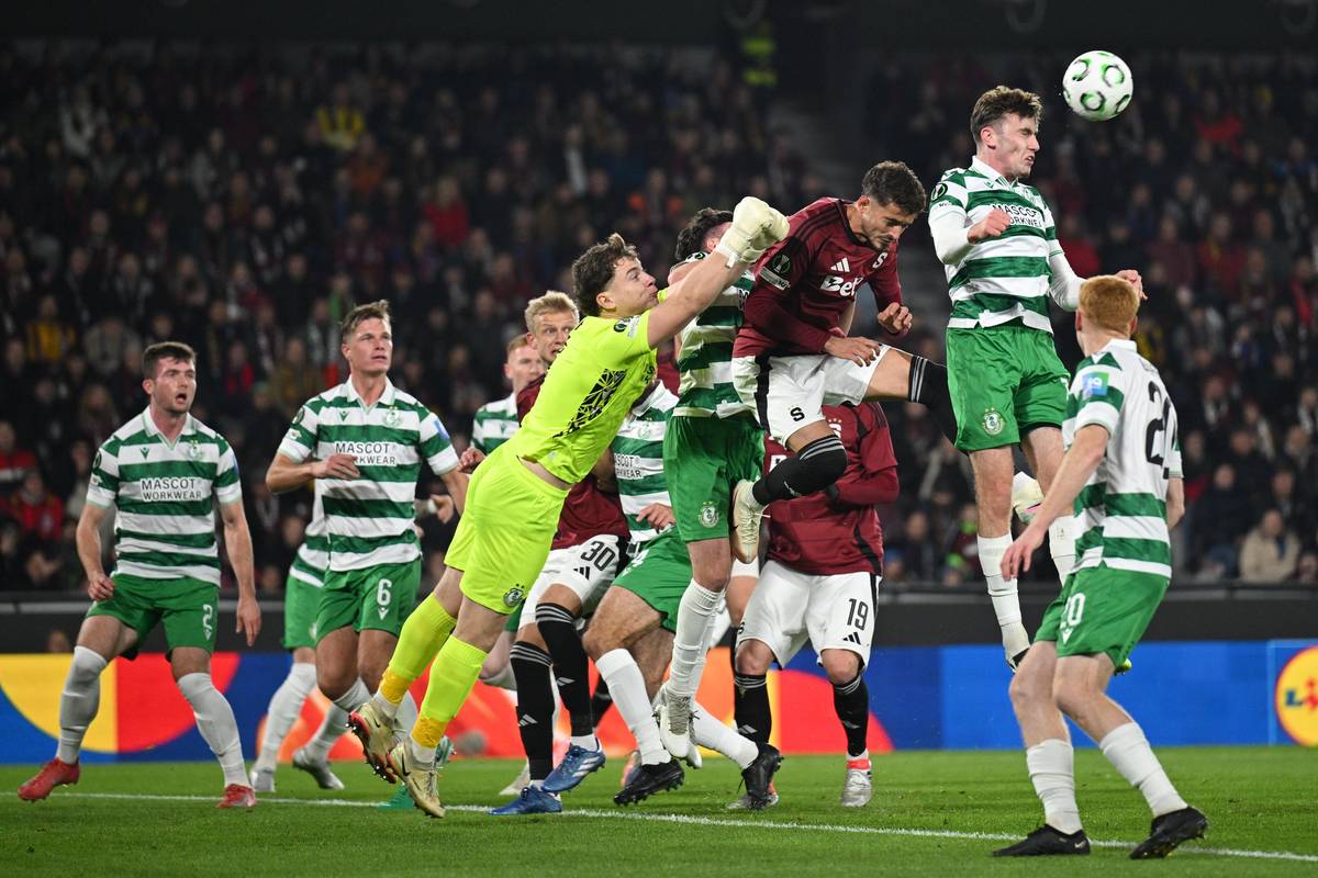 Závar před brankou Shamrocku