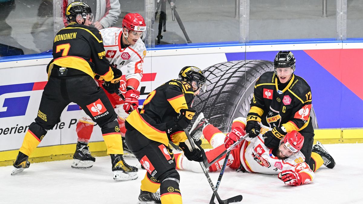 HOKEJ ONLINE: Zoufalý Hradec zkoušel hru bez brankáře a znovu inkasoval. V akci už je také Sparta