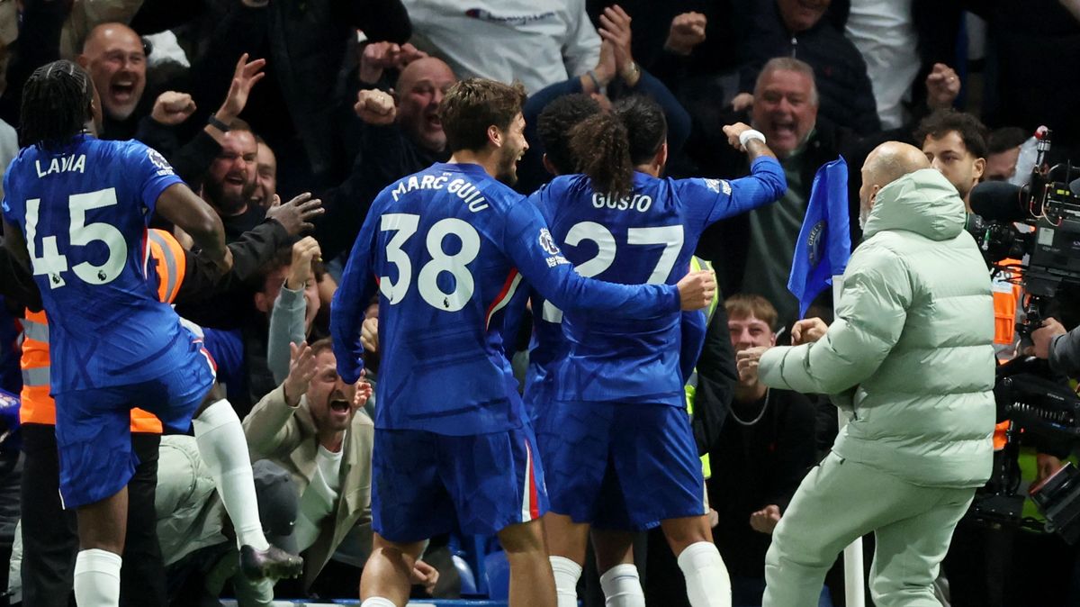 Dramatický závěr bitvy gigantů v Premier League. Trenér za oslavy viděl červenou
