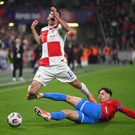 Ante Budimir z Chorvatska a Ladislav Krejčí během utkání kvalifikace MS