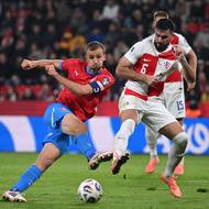 Český reprezentant Tomáš Souček (vlevo) během duelu s Chorvatskem.