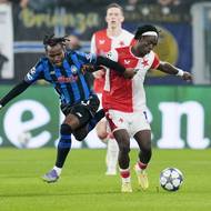 Slávista David Moses svádí souboj s Ademolou Lookmanem.