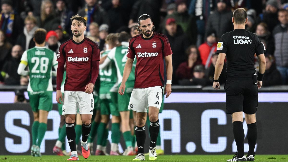 Dvě kontroverzní situace na Letné. Pohledy expertů a rozhodčích se rozcházejí