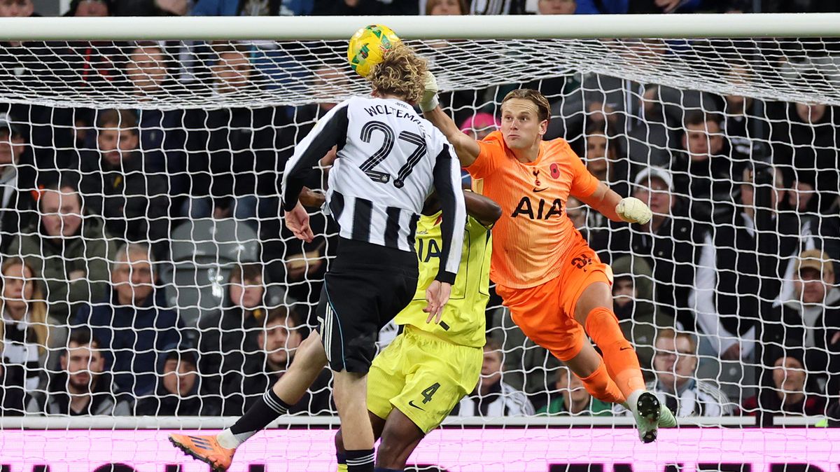 Byl úplně mimo, kritizují v Anglii Kinského. Rozčiloval se i kouč Tottenhamu