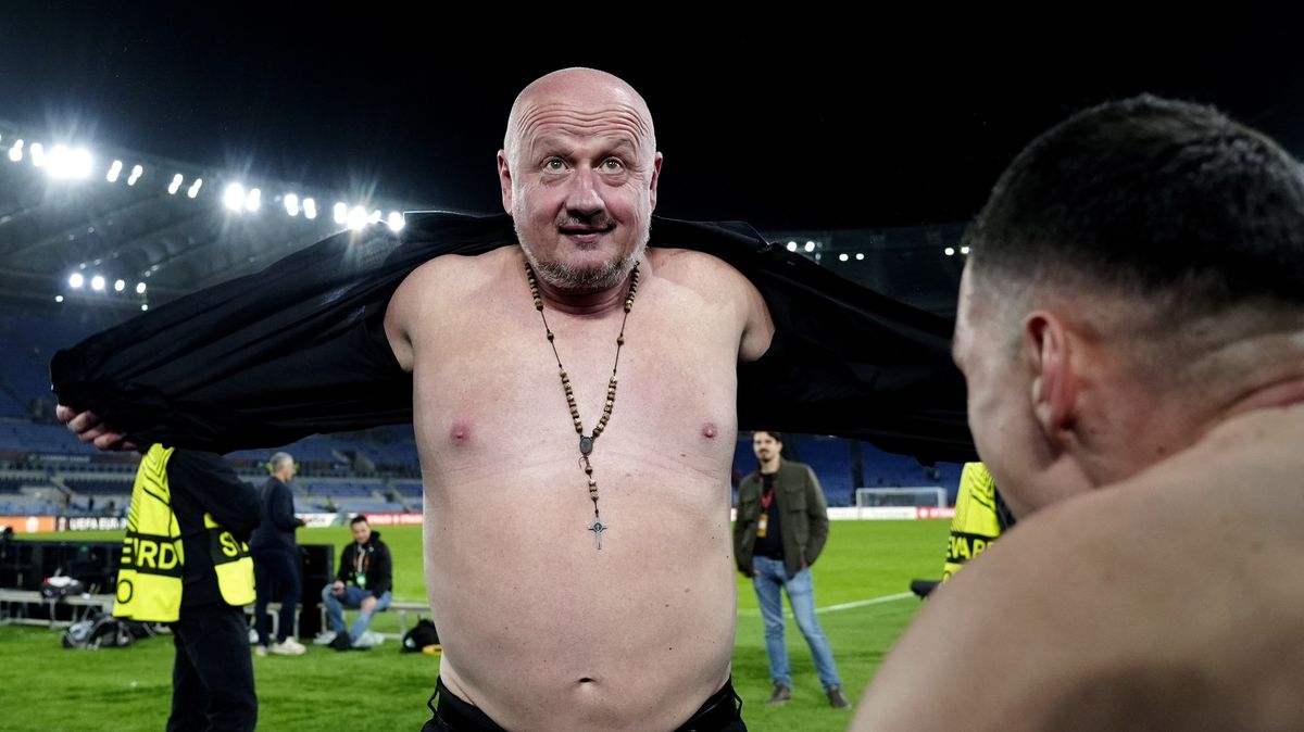 Plzeňský striptýz v Římě! Nahoře bez skončil i Šádek