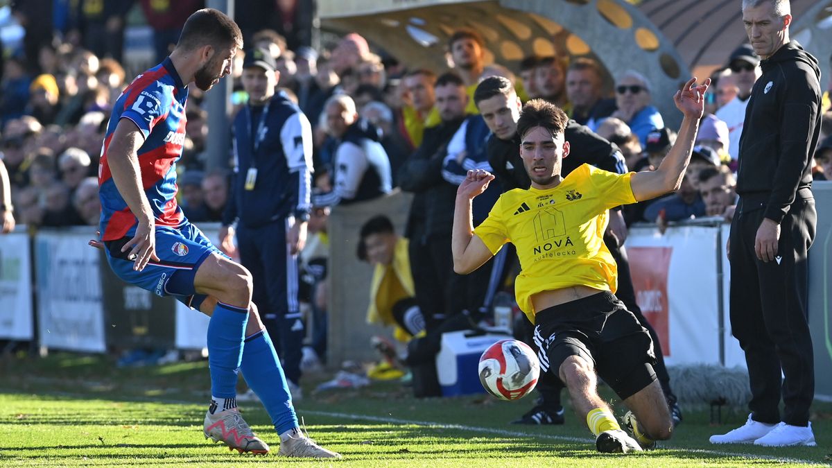 FOTBAL ONLINE: Plzeň na hřišti divizního outsidera vydřela postup. Zlín vyzve v poháru Slavii