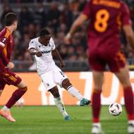 Projektil Cheicka Souarého zapadl přesně k tyči.