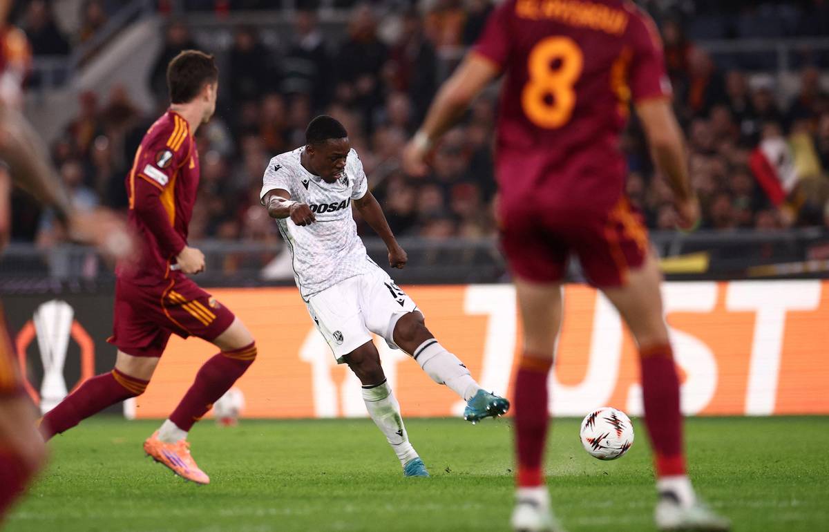 Projektil Cheicka Souarého zapadl přesně k tyči.