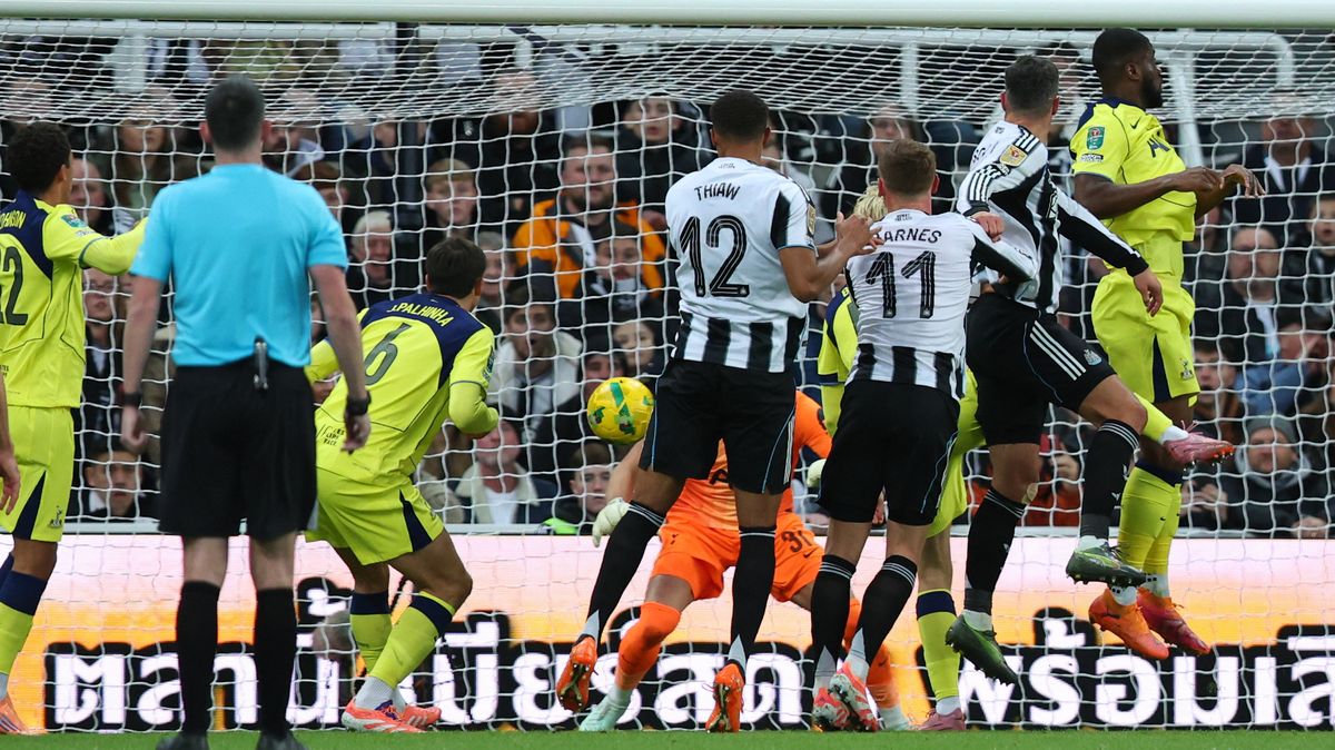 Byl úplně mimo, kritizují v Anglii Kinského. Rozčiloval se i kouč Tottenhamu