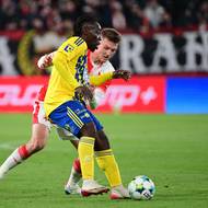 Zlínský Stanley Kanu v souboji se Štěpánem Chaloupkem ze Slavie.