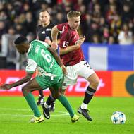 Mannsverk Sivert Heggheim ze Sparty obchází Bensona Sakalu z Bohemky.