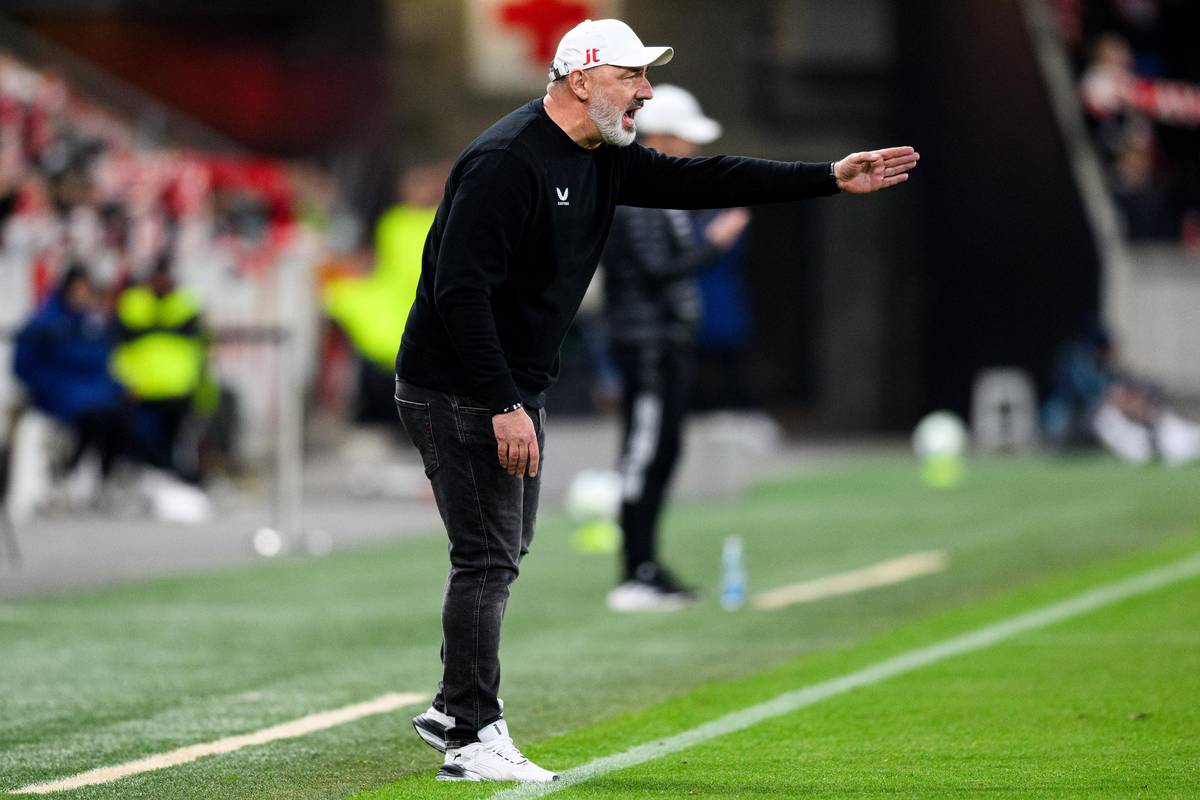 Trenér Slavie Jindřich Trpišovský během utkání se Zlínem.