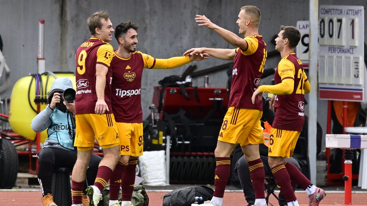 FOTBAL ONLINE: V souboji dvou nejhorších týmů vede Dukla. Karviná udeřila v Boleslavi, góly Pardubic a Teplic neplatí