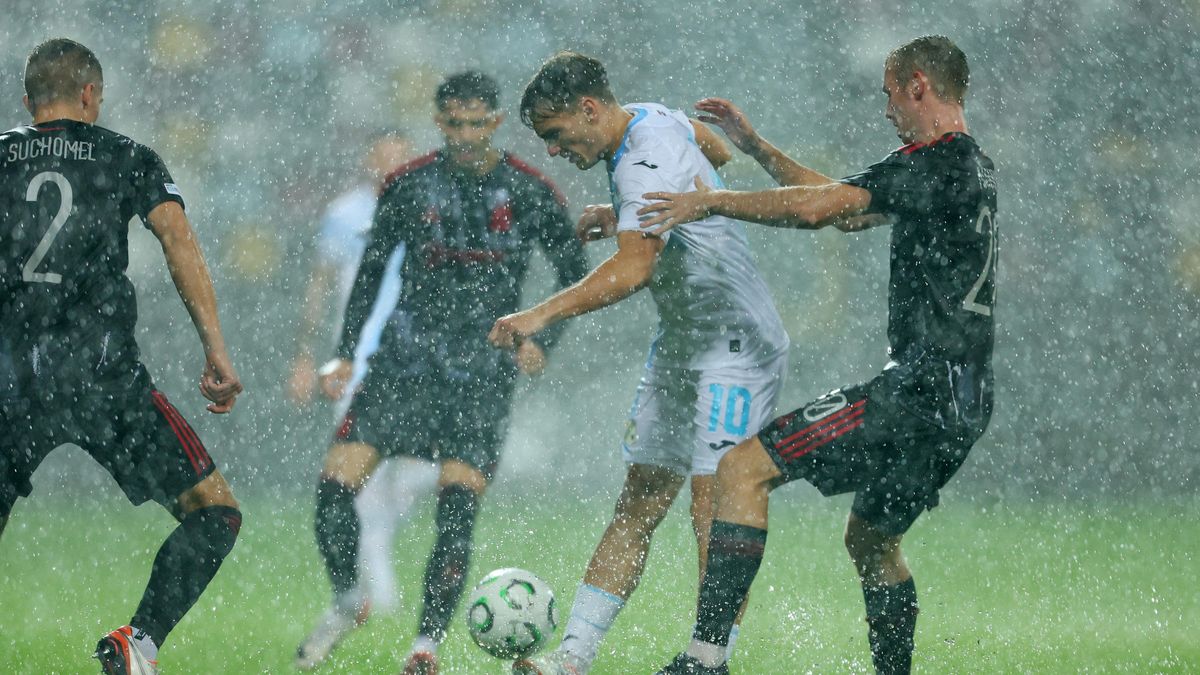 FOTBAL ONLINE: Zápas kvůli počasí přerušen! Mohutný déšť obral Spartu o gól, soupeřovu trefu odvolal VAR