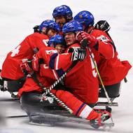 Čeští parahokejisté se radují z gólu proti Číně