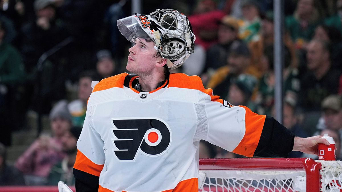 Brankář Hart zbavený obvinění ze znásilnění se vrací do NHL. Stal se Hertlovým spoluhráčem