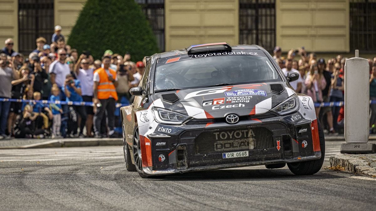 Rallyeové speciály před Středoevropskou rallye jely Prahou, nechyběl prezident