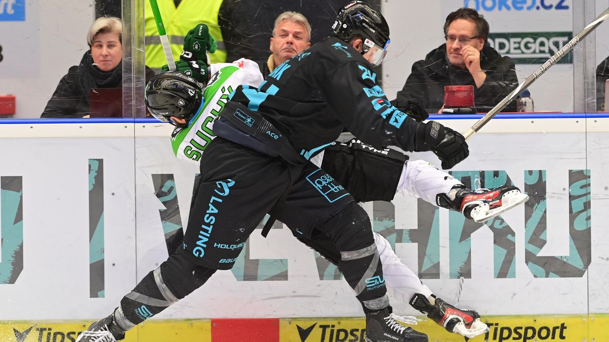 HOKEJ ONLINE: Pardubice rychle inkasují, dva slepené góly dostal Třinec. Třetí trefu Kladna posvětili sudí, Vary přišly o kapitána, Brno vede