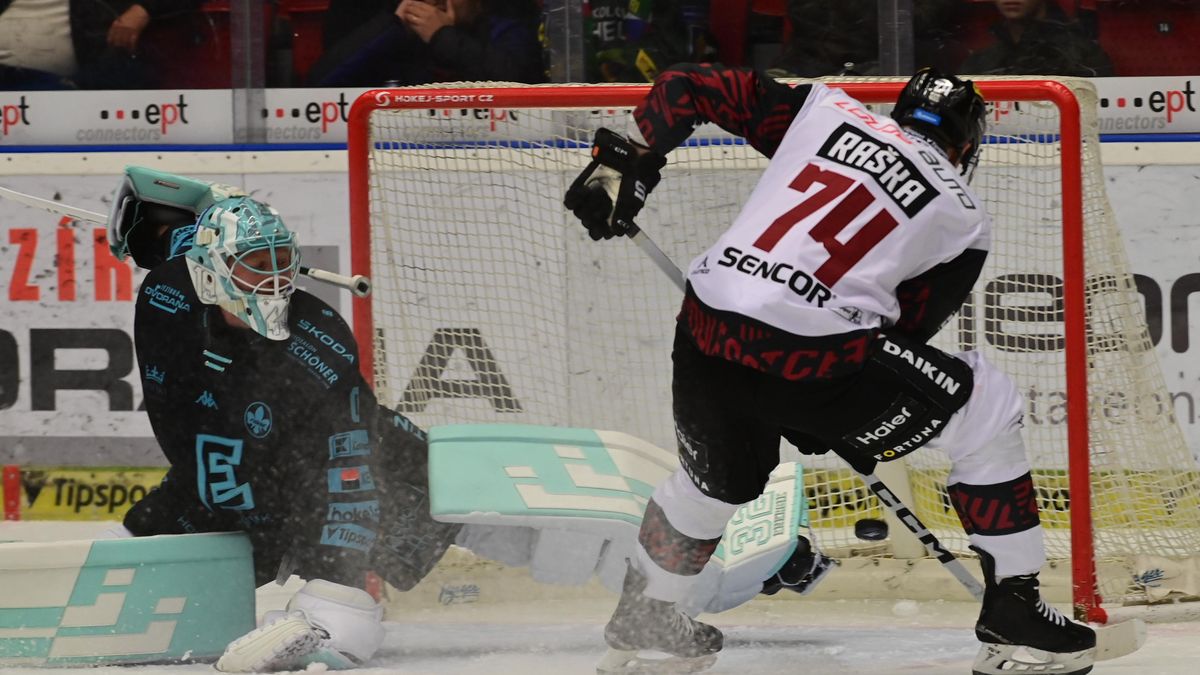 HOKEJ ONLINE: Kometa zvýšila, ale Flek nedal trestné střílení. Sparta srovnala, pak jí neuznali gól. Plzeň vyměnila brankáře a koriguje