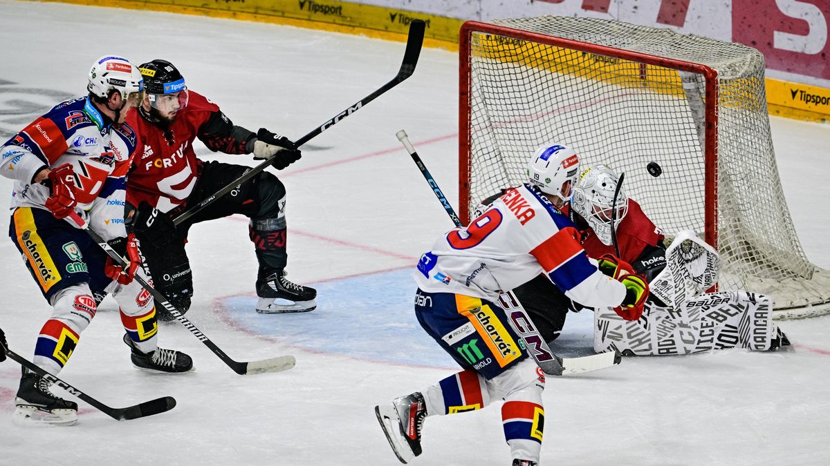 HOKEJ ONLINE: Pardubice dvakrát udeřily a na Spartě vedou. Třinec porazil Vary