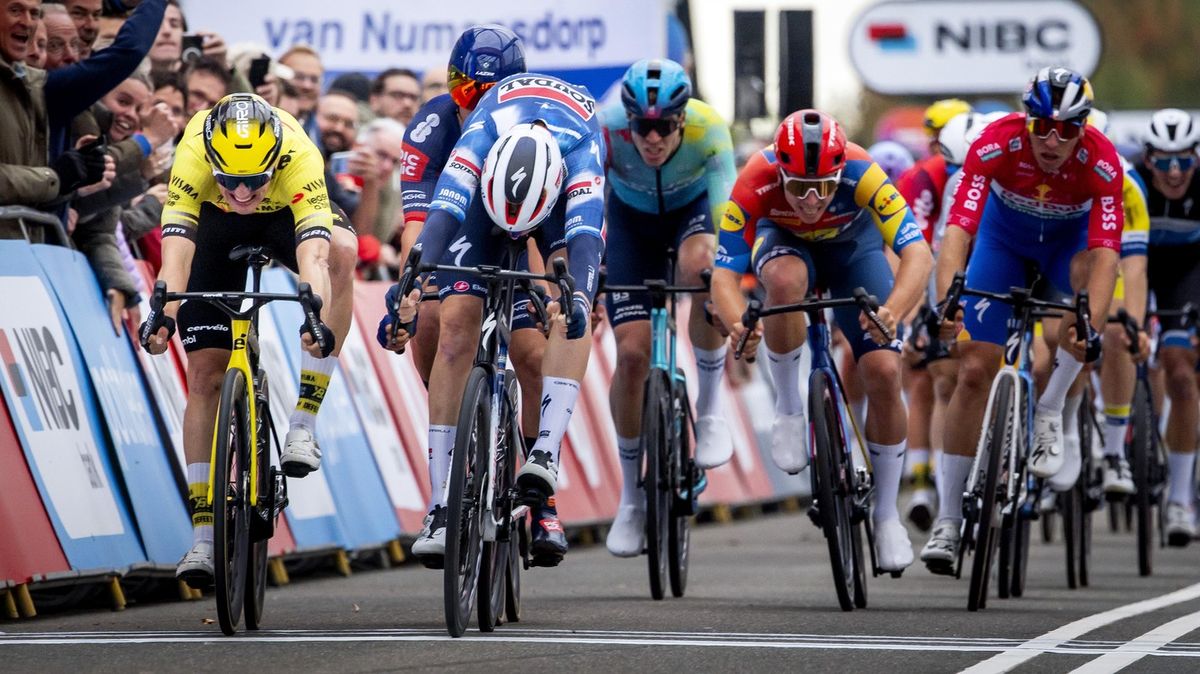 Třetí etapa Kolem Nizozemska se nedojela kvůli autům na trati