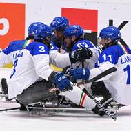 Italští parahokejisté se radují z gólu proti českému týmu