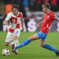 Chorvat Lukáš Modrič (vlevo) a český reprezentant Lukáš Červ.