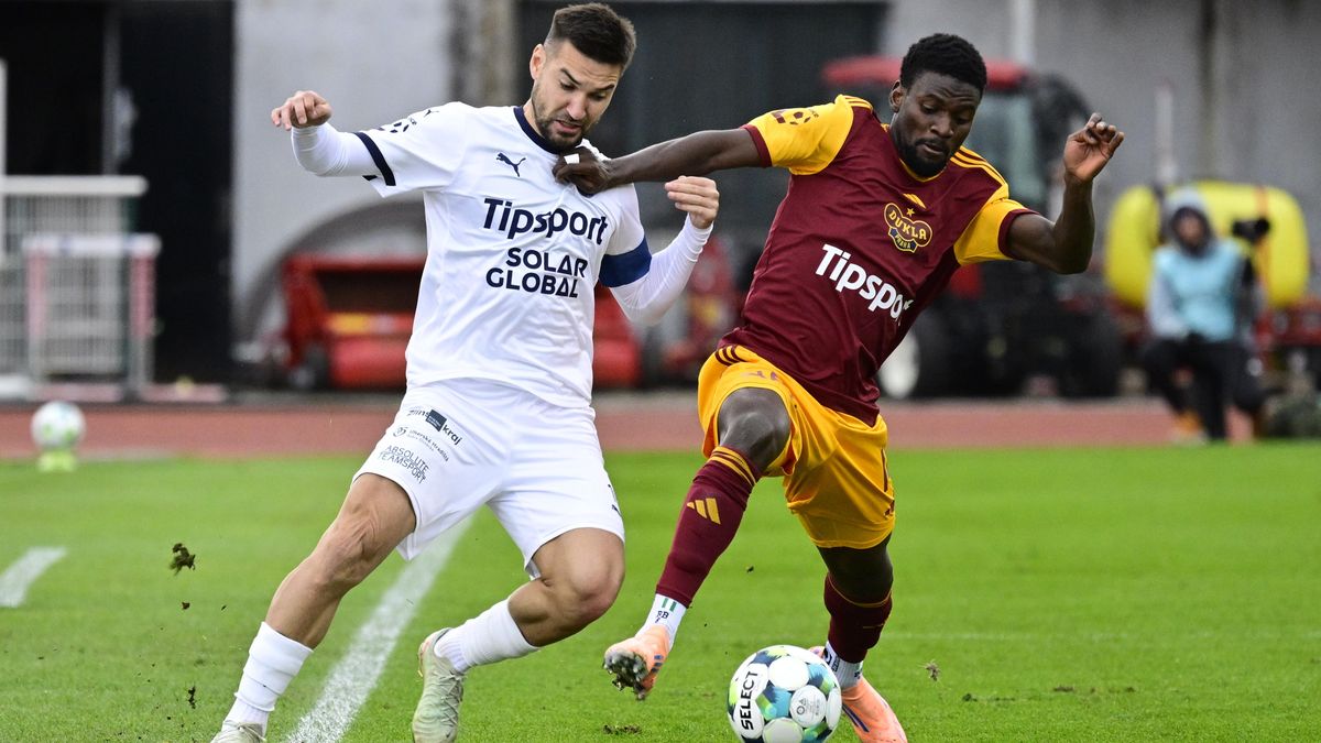 FOTBAL ONLINE: V souboji dvou nejhorších týmů vede Dukla. Gól Karviné v Boleslavi platí, udeřily i Pardubice