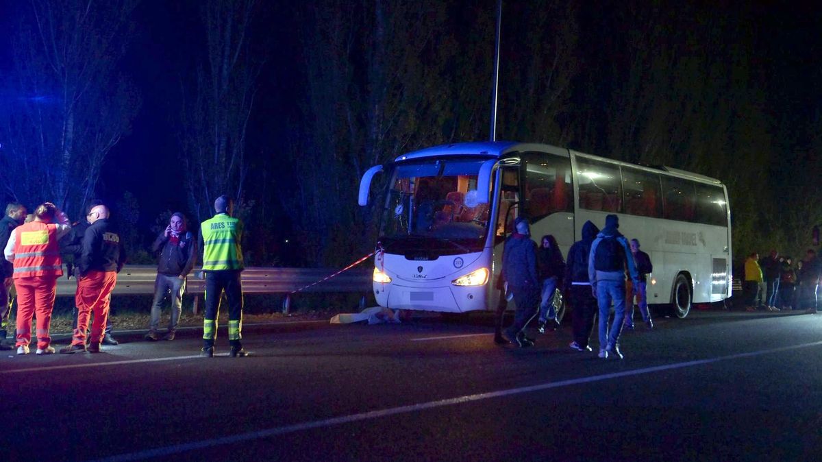 Itálií otřásá útok na autobus fanoušků, řidič byl zabit cihlou