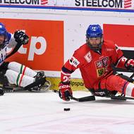 Christoph Depaoli z Itálie se snaží stíhat českého parahokejistu Pavla Kubeše.