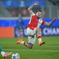 Vasil Kušej napadá rozehrávku domácích.