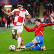 Ladislav Krejčí (vpravo) v souboji s Antem Budimirem během utkání kvalifikace o MS mezi Českem a Chorvatskem. 