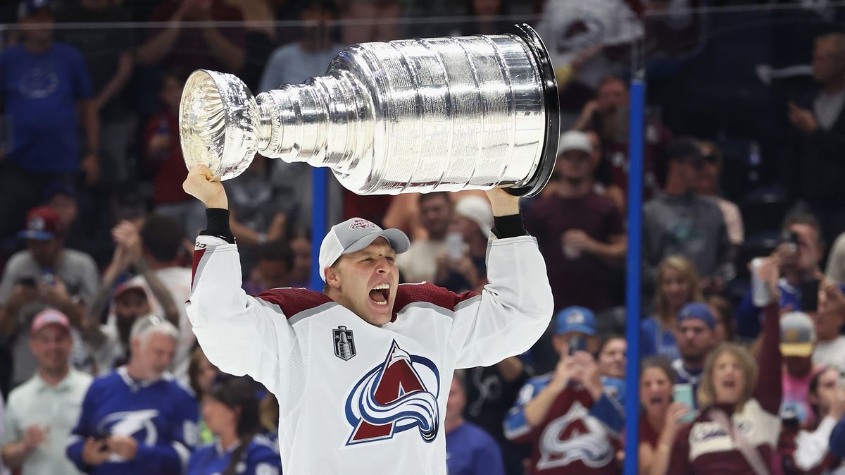 Jednička draftu NHL a vítěz Stanley Cupu ukončil v 37 letech kariéru