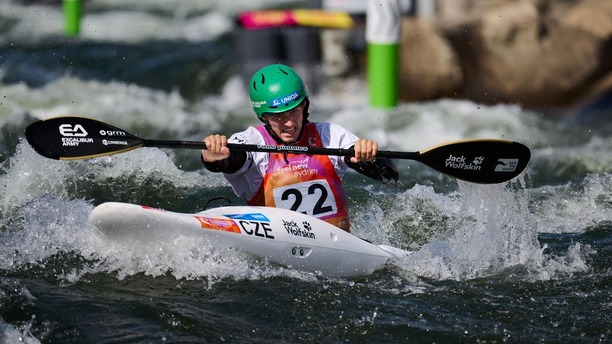 Další paráda slalomářů. Mladíček Novák slaví světový bronz v kayakcrossu