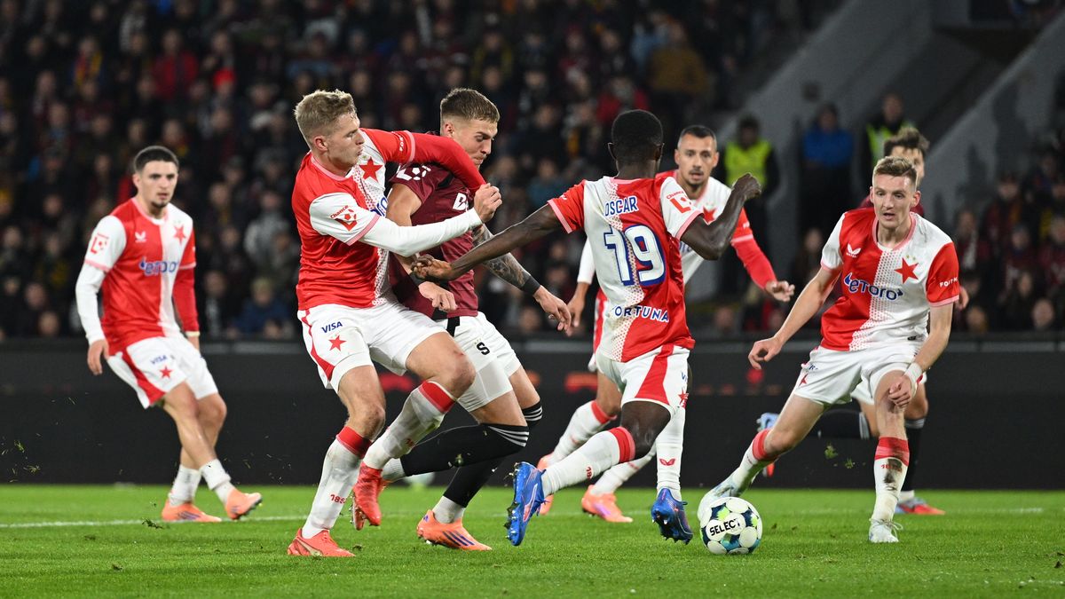 Kontroverzní moment v derby. Sudí přiznal chybu, měl dát Spartě červenou