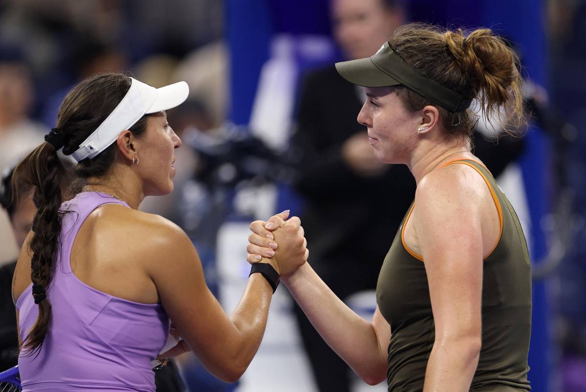 Linda Nosková (vpravo) přijímá gratulace od Jessicy Pegulaové.