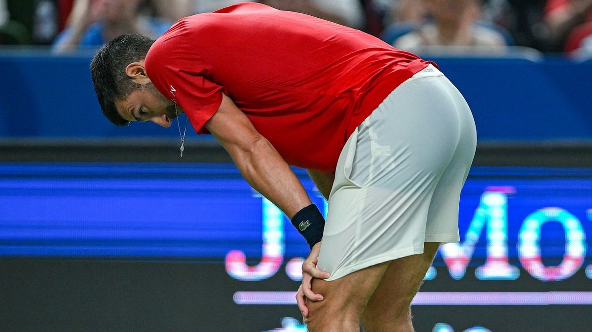 Trpící Djokovič zvracel po kurtu. Chcete, aby tu někdo umřel? zuřila hvězda