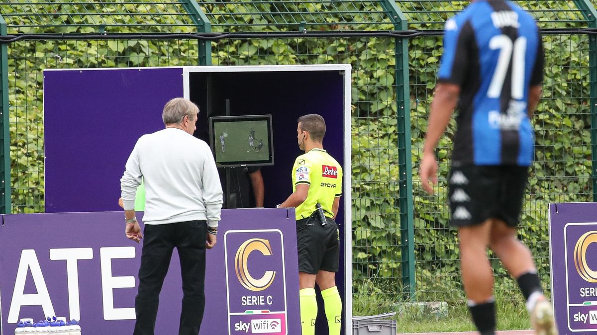 Fotbal na šampionátu zkouší revoluci. Kromě rozhodčích mají karty i trenéři