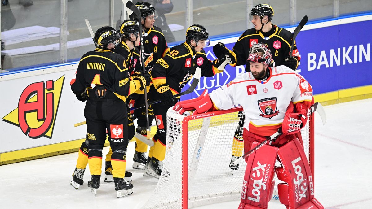HOKEJ ONLINE: Další rána pro Hradec, prohrává už o dvě branky. Chystá se Sparta