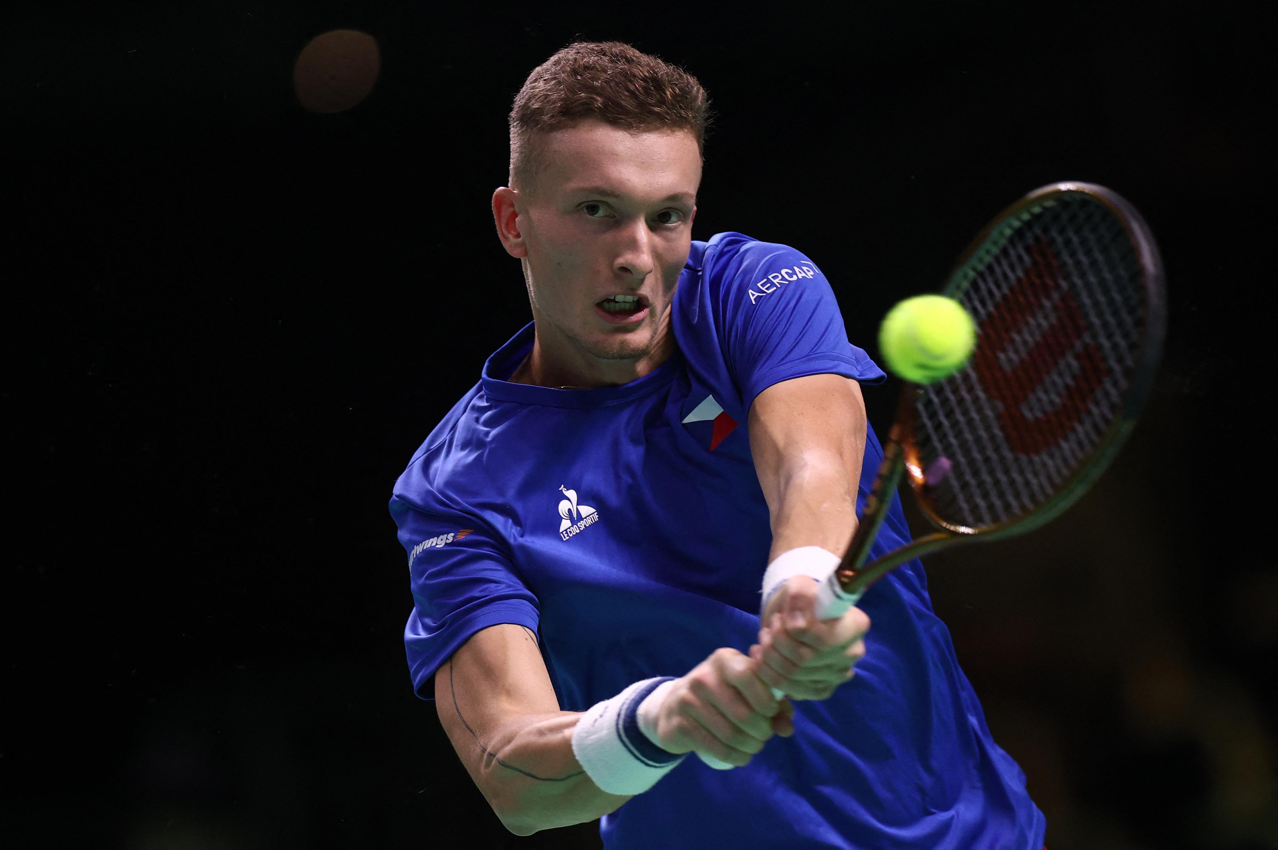 Menšík zajistil první bod, Lehečka ztrácí i druhou sadu v Boloni