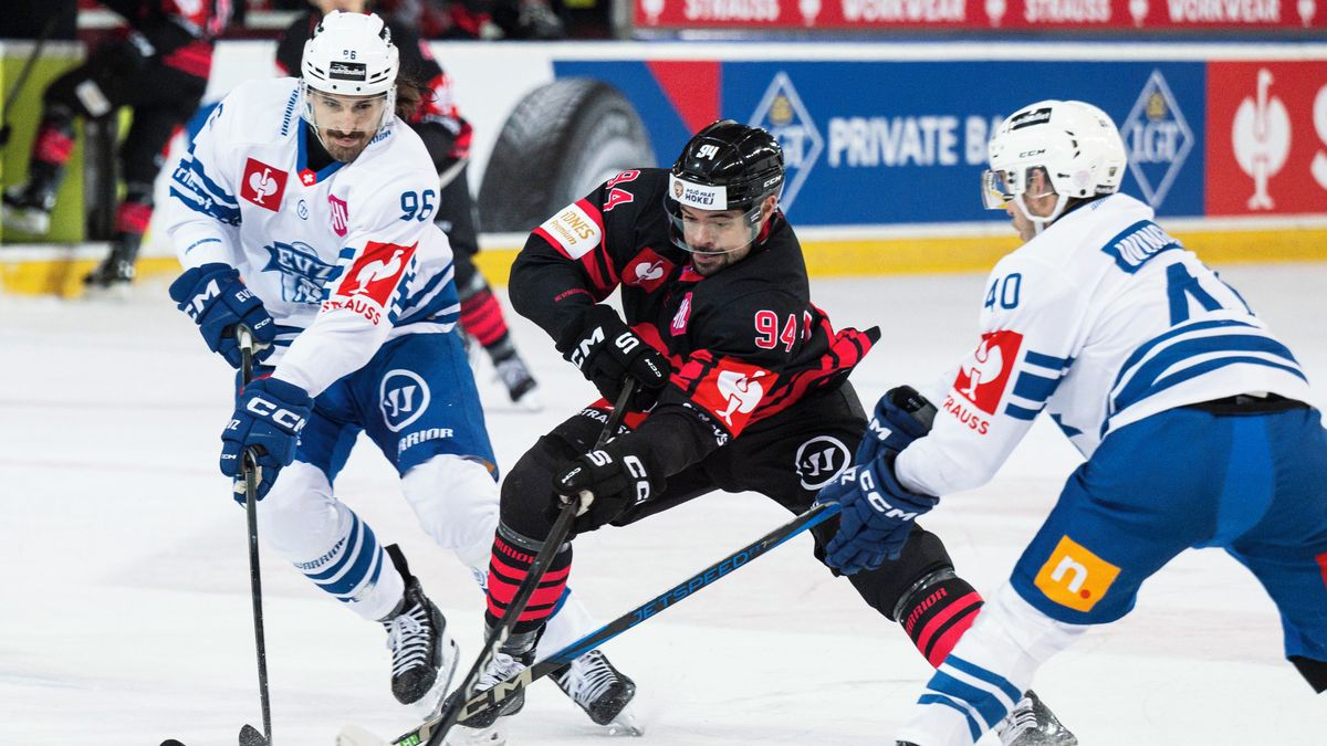 Fanoušci Sparty vytáhli nápis: Mám alergii na Vožucha. Kustod Zugu hned na střídačce vyzvídal, co tam stojí