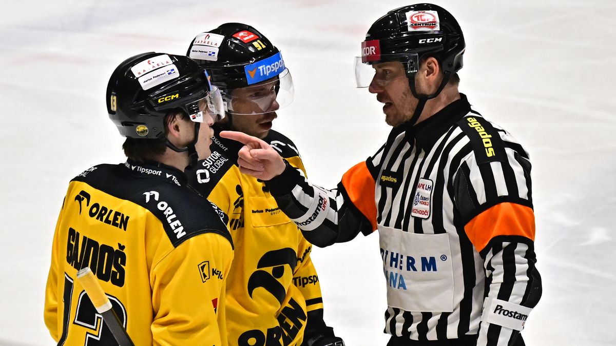 Svérázný způsob vyloučení. Rozhodčí strčil do litvínovského obránce, divil se i expert